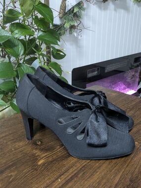 Ann Marino Black Heels with Bow Accent size 6.5